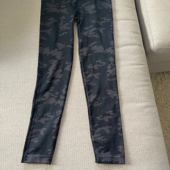 NWOT Spanx Look at me now seamless Camo Leggings - Picture 4 of 4